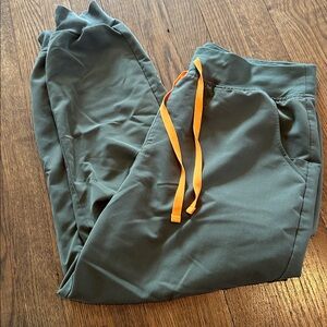 FIGS Zamora jogger scrub pants L petite length mossy green color